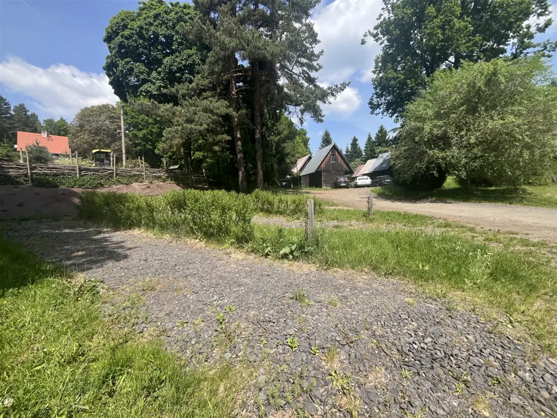 Karavan nebo obytný vůz — stání v areálu